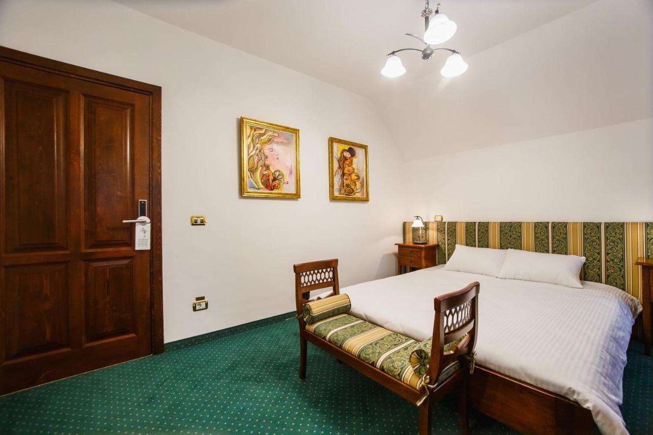 Casa 3 Guesthouse Oradea Exterior photo